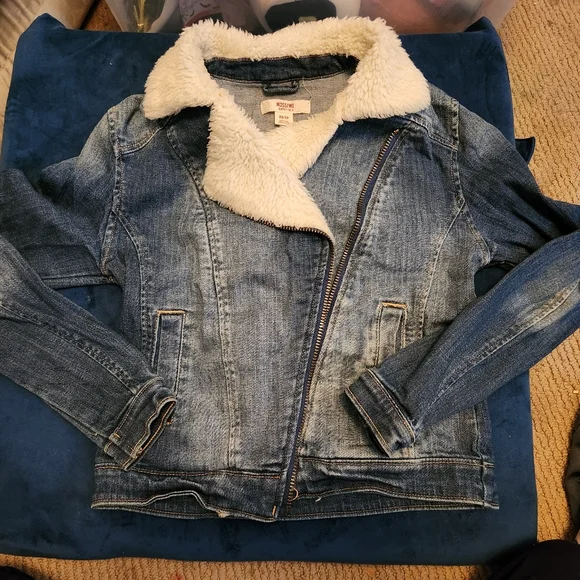Jean jacket size xs with faux fur. - Picture 4 of 11